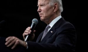 Biden resiste à pressão, recebe apoio de Obama e se mantém na disputa