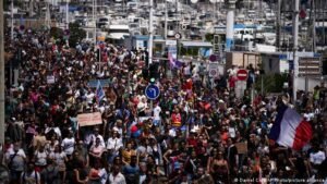 Franceses protestam em massa contra extremismo de direita