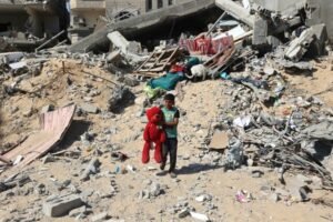 22 mortos em bombardeio próximo à sede da Cruz Vermelha em Gaza, Israel intensifica ataques.