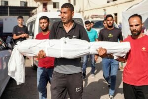 Israel ataca Gaza e tensões persistem na fronteira com o Líbano.