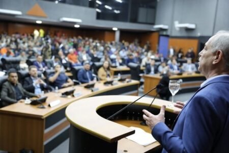 Palestra de Ciro Gomes sobre desenvolvimento sustentável na ALE-RR