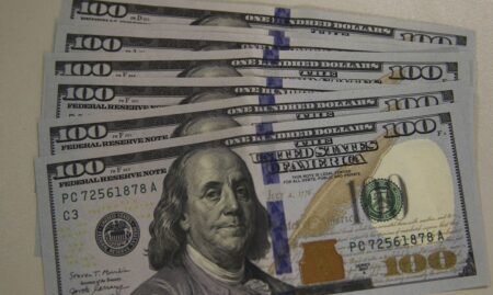 Dólar atinge R$ 5,60 e tem alta de 3% na semana