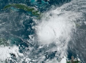 Furacão Beryl avança para o México após atingir a Jamaica
