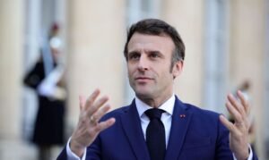 França inicia segundo turno de eleições com possibilidade de vitória da extrema direita.