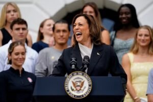 Eleições EUA: Kamala garante apoio dos delegados, indica pesquisa