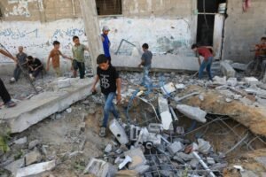 Milhares de palestinos fogem dos combates em Gaza