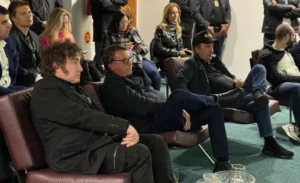 Milei e Bolsonaro assistem jogo do Brasil em Balneário Camboriú