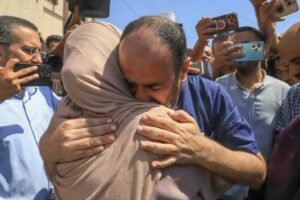 Israel liberta dezenas de prisioneiros palestinos, incluindo diretor de hospital em Gaza