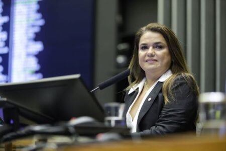 Helena Lima impulsiona o futebol em Roraima: investimentos e apoio a jovens atletas.