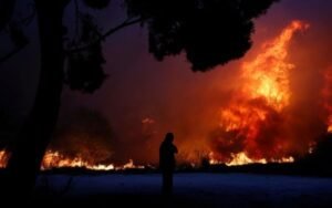 Cidade histórica grega ameaçada por incêndios florestais: moradores fogem