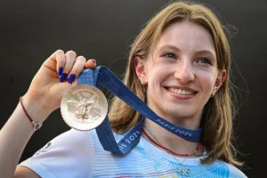 Ginasta romena conquista bronze olímpico após polêmica no pódio