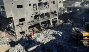 Israel amplia ordens de refúgio em Gaza após ataque em escola, com cerca de 100 mortos.