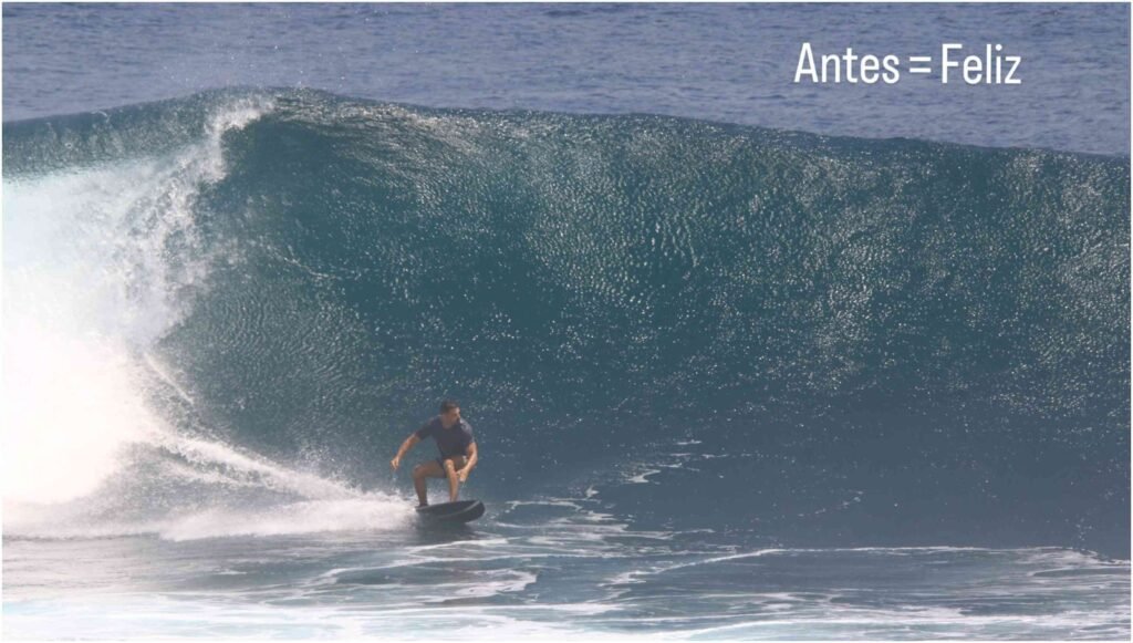 Cauã Reymond surfando em Bali