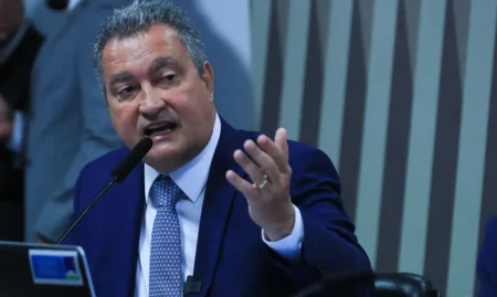 Brasil busca solução para crise venezuelana, afirma ministro