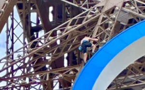 Homem é detido escalando Torre Eiffel antes de encerramento dos Jogos