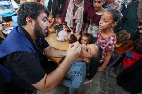 REUTERS/Ramadan Abed Palestina- 01/09/2024 Crianças palestinas são vacinadas contra a poliomielite, em um centro de saúde das Nações Unidas em Deir Al-Balah, no centro da Faixa de Gaza. REUTERS/Ramadan Abed
