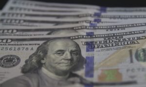 Dólar cai para R$ 5,46 com corte de juros nos EUA