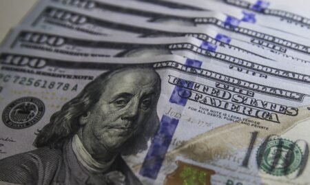 Dólar cai novamente e se aproxima de R$ 5,50