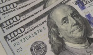 Dólar fecha acima de R$ 5,70 em quase 3 meses