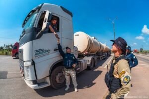 Blitz educativa na BR-174 alerta caminhoneiros