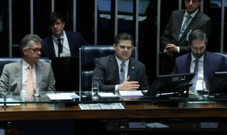 Marco Temporal: Urgência no Senado
STF Decide, Senado Reage
Alcolumbre Acelera Marco Temporal
PEC do Marco Temporal Avança
Mendes X Alcolumbre: Terra em Jogo