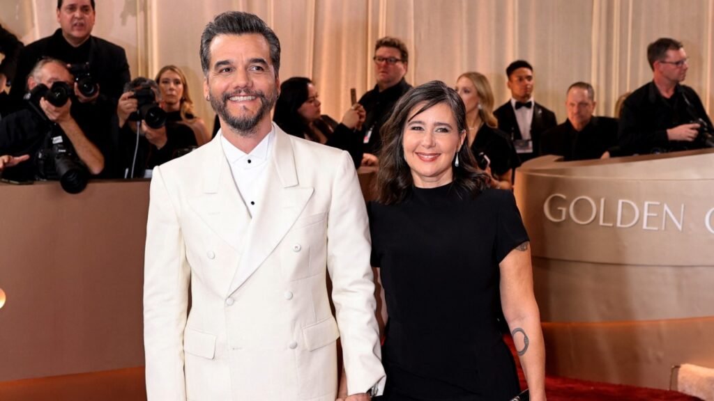 Wagner Moura chega ao tapete vermelho do Globo de Ouro