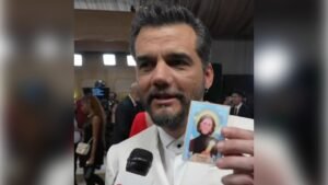 Elenco de O Agente Secreto chega ao Globo de Ouro com santinho da sorte de Fernanda Torres Elenco de ‘O Agente Secreto’ chega ao Globo de Ouro com santinho da sorte de Fernanda Torres