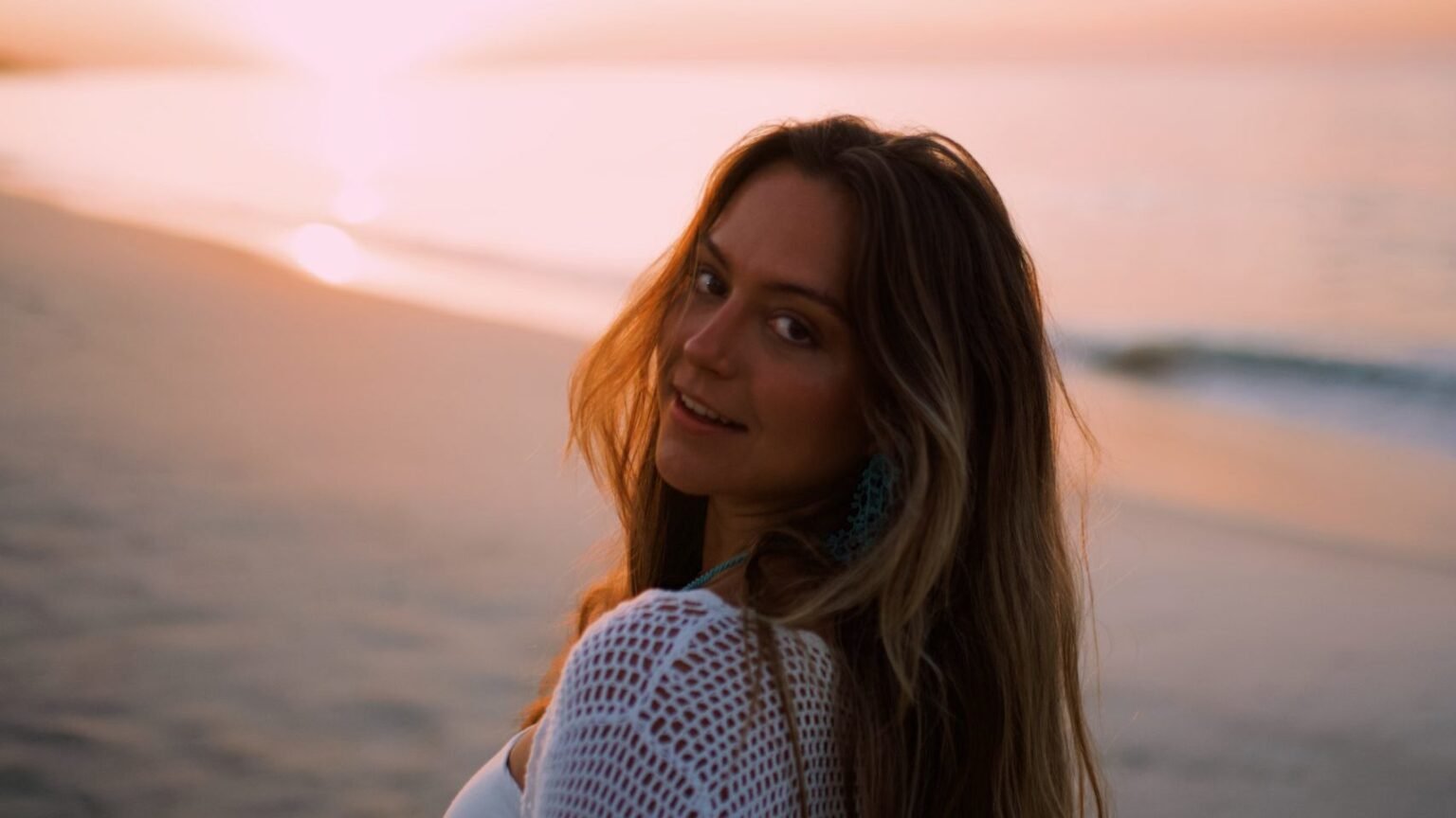 Lara Estelita: cantora que conquistou Buchecha e lotou o Blue Note apresenta sua nova fase no álbum ’10/10′