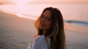 Lara Estelita: cantora que conquistou Buchecha e lotou o Blue Note apresenta sua nova fase no álbum ’10/10′