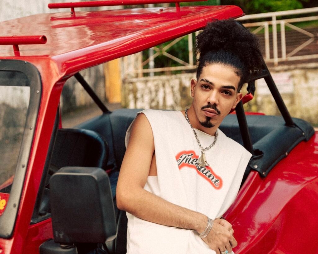 Léo da Bodega e Orquestra do Avesso antecipam o carnaval com o EP ‘A Folia Começa no Amparo’