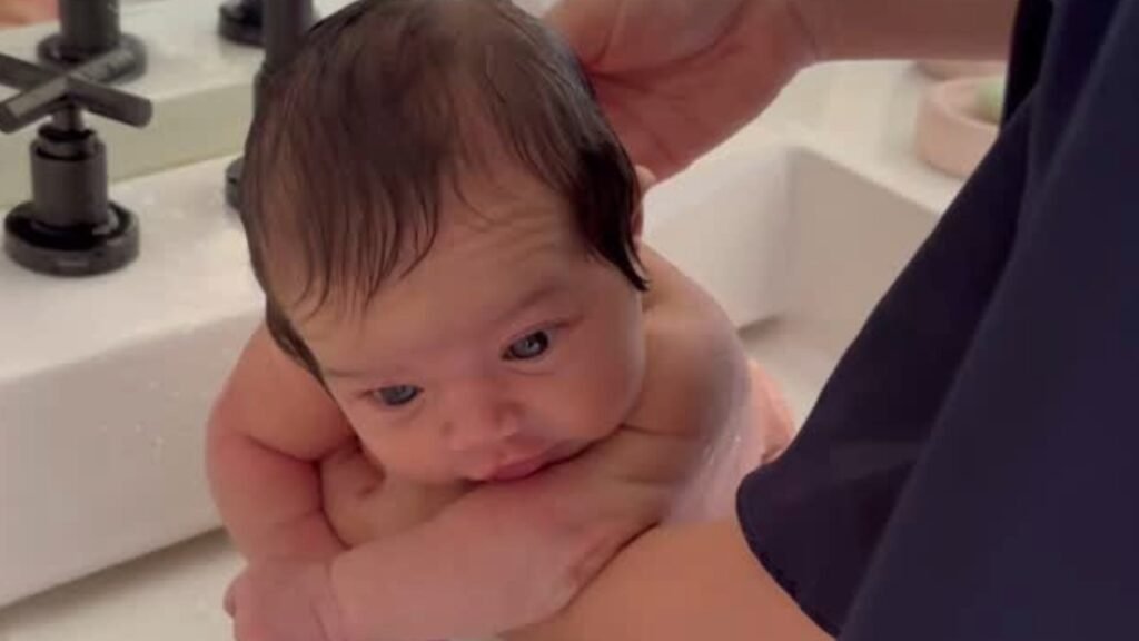 Nattanzinho mostra Zuza tomando banho de pia e encanta web