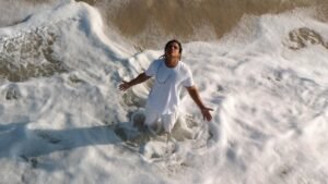 Sucesso nas redes, Emmano saúda Iemanjá e mergulha em nova fase espiritual com o single ‘Rainha do Mar’