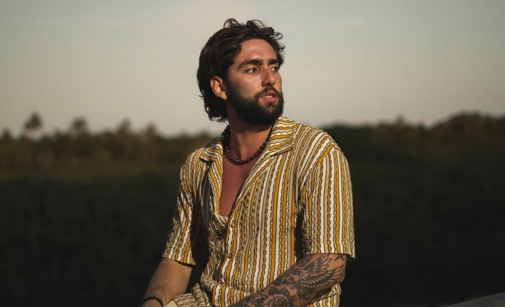 Pedro Perez lança single do primeiro álbum; ouça ‘Te Espero na Vila’