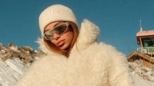 Anitta faz piada com férias e reforça amor pelos fãs: ‘Só não tiro férias pra sempre’